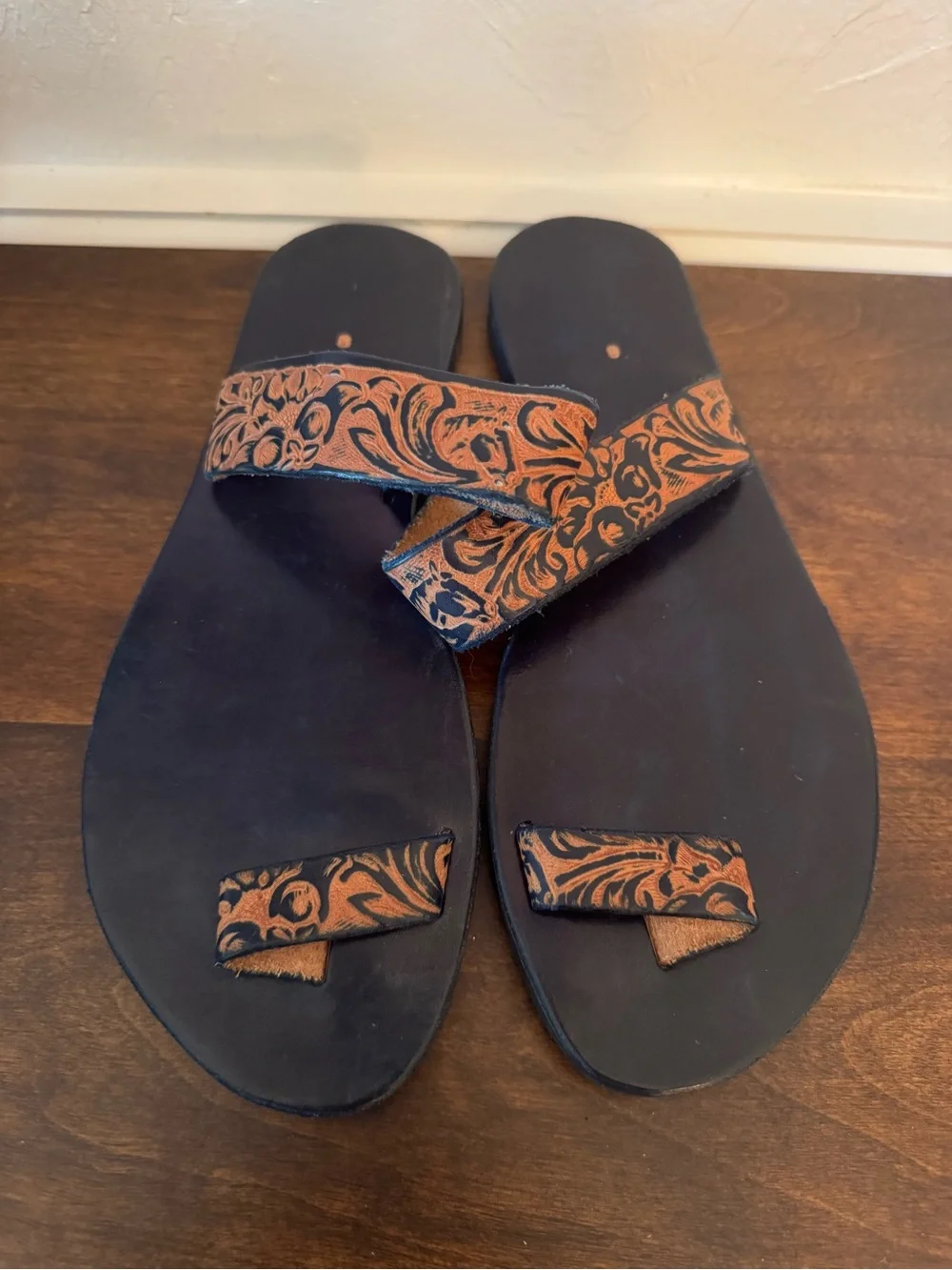 Women’s Handmade Black Leather Toe-Loop Sandals size 8